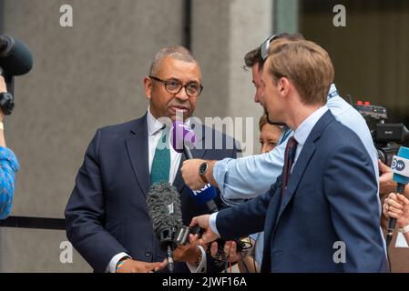 James, dopo la selezione del nuovo leader del partito conservatore e del nuovo primo Ministro, al di fuori del Queen Elizabeth II Centre, Londra, Regno Unito Foto Stock