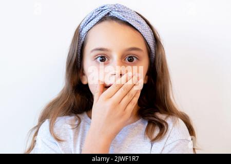 ritratto bambino sorpreso scioccato ragazza omg emozione Foto Stock