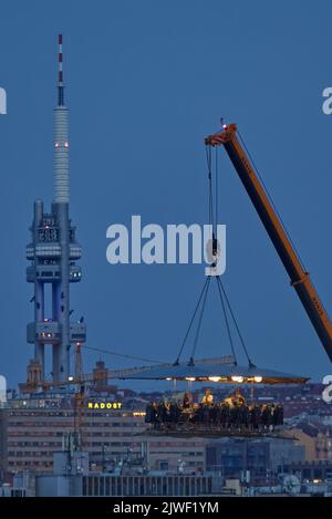 Praga - 4 settembre: Cena in cielo il 4 settembre 2022 presso la riva del fiume Moldava a Praga, Repubblica Ceca. Zizkov torre della TV sullo sfondo. Foto Stock