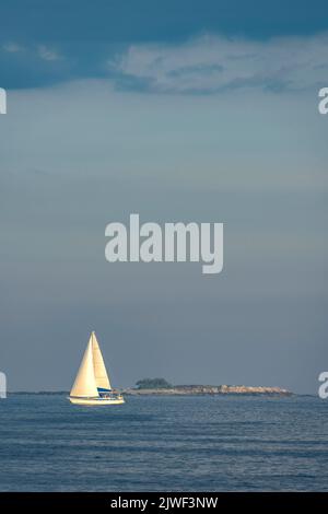 Il Porto di Beverly si affaccia sulla barca a vela Lone White passando per l'Isola Foto Stock