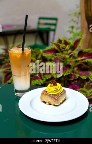 Torta al pistacchio e caffè ghiacciato al Café & Conditorei 1842, Zurigo, Svizzera Foto Stock