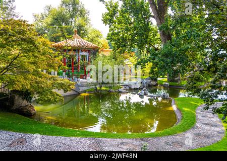 Pagoda cinese che si affaccia su uno stagno al China Garden (Chinagarten Zürich), Seefeld, Zurigo, Svizzera Foto Stock