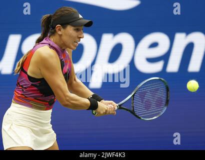 Flushing Meadow, Stati Uniti. 05th Set, 2022. Jessica Pegulain restituisce una palla a Petra Kvitova, Repubblica Ceca, prima di sconfiggerla in serie diritte nel 4th° round dell'Arthur Ashe Stadium ai Campionati di tennis US Open 2022 dell'Arthur Ashe Stadium dell'USTA Billie Jean King National Tennis Center di New York Lunedì 5 settembre 2022. Foto di John Angelillo/UPI Credit: UPI/Alamy Live News Foto Stock