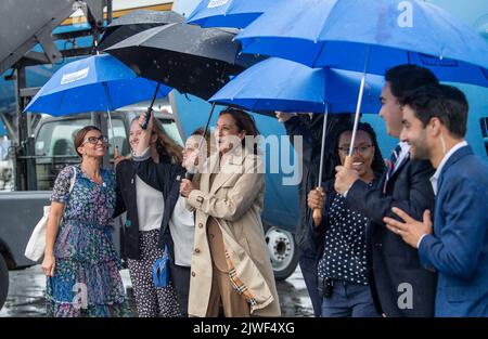 Boston, Stati Uniti. 05th Set, 2022. La Vice Presidente degli Stati Uniti Kamala Harris pone con i membri del suo staff prima di partire dall'Aeroporto Internazionale Logan di Boston dopo aver partecipato alla colazione annuale del Greater Boston Labor Council lunedì 5 settembre 2022. Foto di Amanda Sabba/UPI Credit: UPI/Alamy Live News Foto Stock