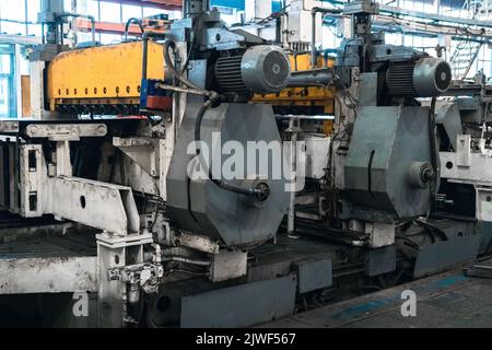 Macchine industriali in fabbrica metallurgica, industria di produzione. Foto Stock