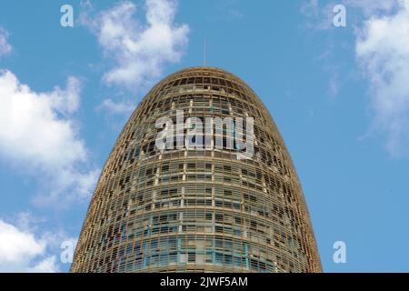 Vista ravvicinata sulla Torre Glòries, precedentemente conosciuta come Torre Agbar, grattacielo di 38 piani. Foto Stock