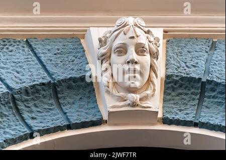 Mascarone femminile sul vecchio edificio a Chernivtsi Ucraina Foto Stock