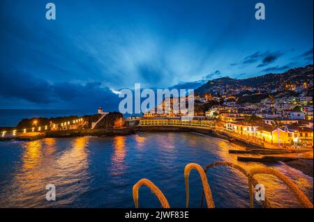 Porto di Camara de Lobos nelle isole di Madeira, Portogallo, fotografato di notte Foto Stock