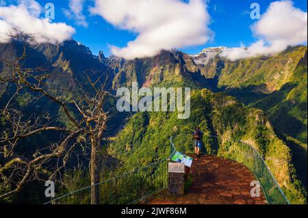 Turista al punto di osservazione di Balcoes sull'isola di Madeira, Portogallo Foto Stock