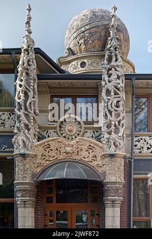 Bellissimo esterno del ristorante Sorbonne De Luxe a Chernivtsi, Ucraina Foto Stock