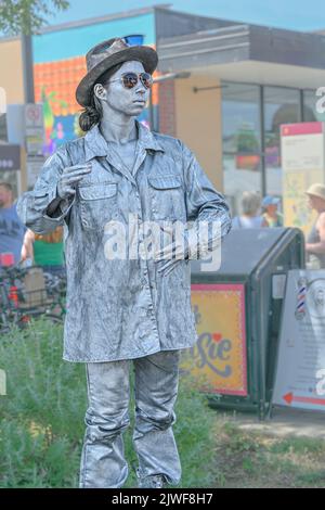 statua d'argento mime, Arts Alive Festival, centro di Langley, British Columbia, Canada Foto Stock