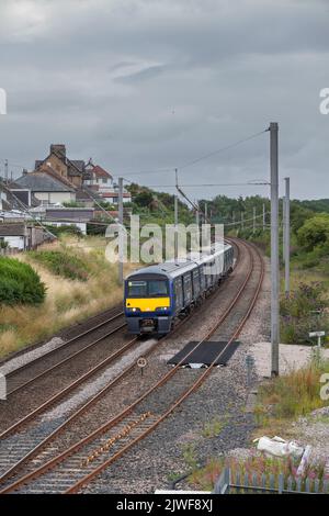 Gestito da GB Rail Freight, un treno dimostrativo Swift Express corre lungo la linea principale della costa occidentale passando per Hest Bank Foto Stock