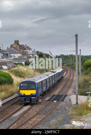 Gestito da GB Rail Freight, un treno dimostrativo Swift Express corre lungo la linea principale della costa occidentale passando per Hest Bank Foto Stock