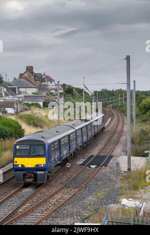 Gestito da GB Rail Freight, un treno dimostrativo Swift Express corre lungo la linea principale della costa occidentale passando per Hest Bank Foto Stock