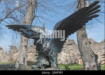 Turul, la statua dell'aquila di bronzo nel cortile del castello medievale di Uzhhorod, Ungvar, in Ucraina Foto Stock