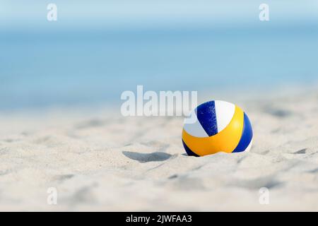 Beach volley sulla spiaggia di sabbia. Poster con tema sportivo orizzontale, biglietti d'auguri, intestazioni, sito Web e app Foto Stock
