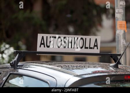 Cartello sul tetto con scritto in albanese 'Autoshkolla', che significa in inglese 'scuola guida'. Foto Stock