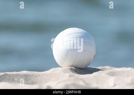 Beach volley sulla spiaggia di sabbia. Poster con tema sportivo orizzontale, biglietti d'auguri, intestazioni, sito Web e app Foto Stock