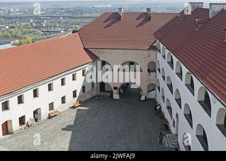 Un cortile interno del castello Palanok, visto con tetti moderni a Mukachevo, Ucraina Foto Stock