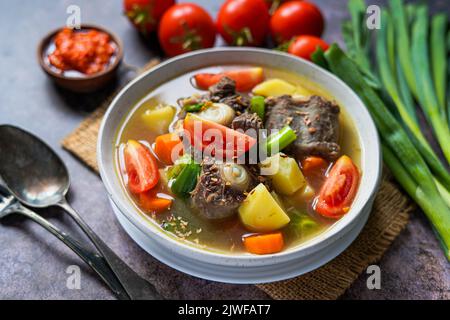 Zuppa indonesiana di Buntut / Oxtail trasparente Foto Stock