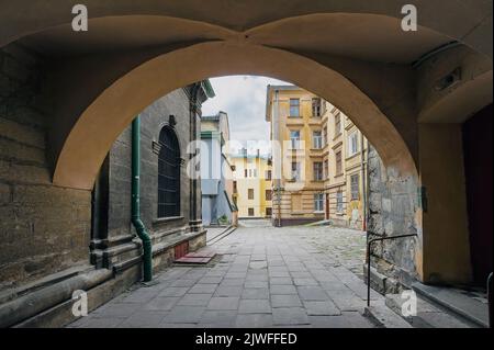 Antico arco a Lviv, Ucraina Foto Stock