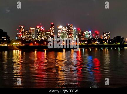 15 agosto 2022 - Londra, Regno Unito: Fiume Tamigi con skyline sullo sfondo di notte Foto Stock