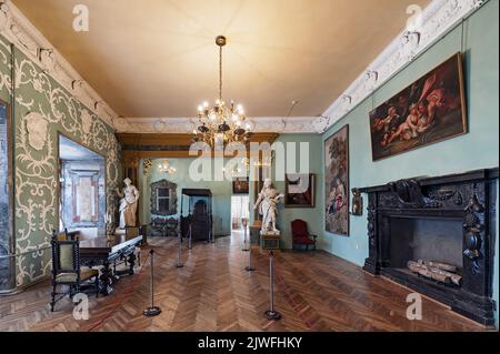 Interno di una delle stanze del castello di Olesko, luogo di nascita del re polacco Jan III Sobieski, nell'oblast di Lviv in Ucraina Foto Stock