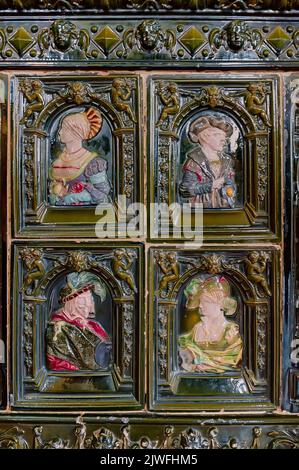Quattro piastrelle antiche lucide colorate Foto Stock