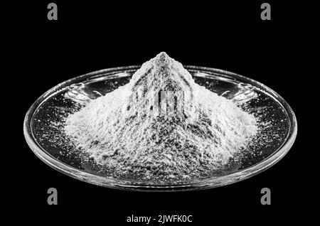 Solfato di zinco, composto chimico cristallino incolore, minerale, integratore alimentare, fondo nero isolato Foto Stock