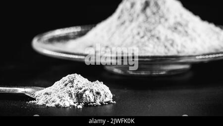 Solfato di zinco, composto chimico cristallino incolore, minerale, integratore alimentare, fondo nero isolato Foto Stock