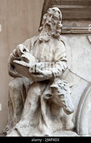 Una delle sculture di tomba vuota della Basilica Cattedrale dell'Assunzione, conosciuta anche come Cattedrale Latina in Ucraina Leopoli Foto Stock