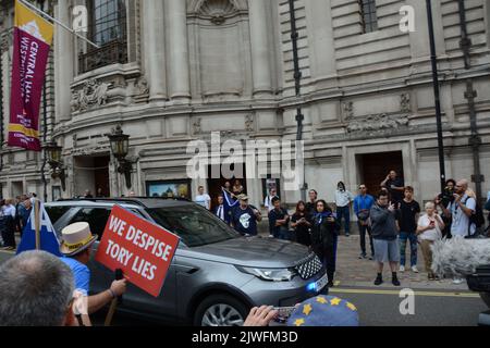 La corsa alla leadership di Tory arriva in testa e i parlamentari e i membri del partito si riuniscono al QEII Centre di Westminster il 5th settembre 2022 per ascoltare il risultato. Foto Stock