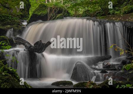 Cascata sotto la porta d'acqua nei pressi della città di Vyssi Brod in estate nuvoloso fresco giorno Foto Stock