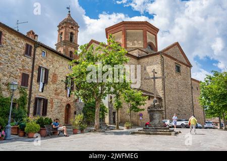 Collegiata di San Michele Arcangelo da Piazza del Tribunale nella cittadina medievale di Lucignano in Val di Chiana in Toscana Foto Stock