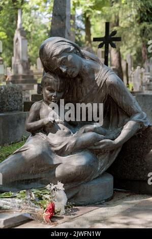 Statua di una donna con bambino, che decorano il cimitero di Lychakiv a Lviv, Ucraina Foto Stock