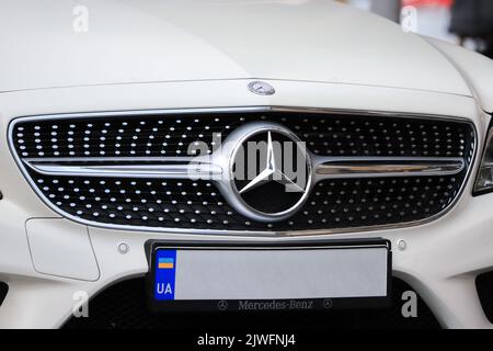 Griglia del radiatore di una moderna Mercedes-Benz auto bianca Foto Stock