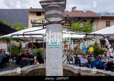 Albertville, Francia - 1 settembre 2022: Fonte di acqua non potabile durante la siccità estiva in Francia. Foto Stock