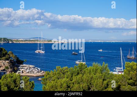 barche ormeggiate di fronte a Illetas a Maiorca in una calda giornata estiva Foto Stock