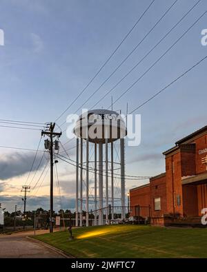 Troy, Alabama, Stati Uniti d'America - 3 settembre 2022: La torre dell'acqua di Troy vicino al complesso di utilità Grady Homer Reeves nel centro storico di Troy. Foto Stock