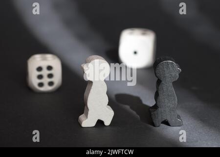 Concetto opposto. Due figure di gioco si sono voltate l'una verso l'altra. Bianco e nero. Diverse razze di persone. Uguaglianza per tutti gli esseri umani. Foto Stock