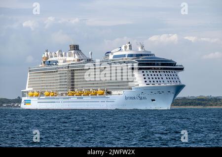 L'inno dei mari naviga oltre Calshot poco dopo aver lasciato il porto di Southampton. Foto Stock