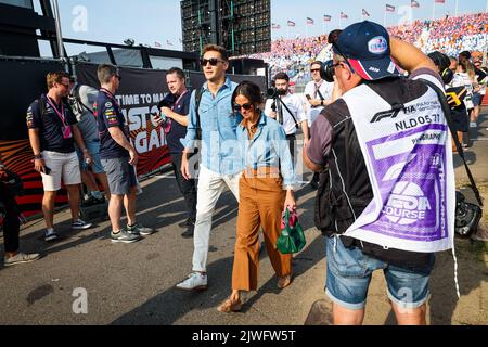 RUSSELL George (gbr), Mercedes AMG F1 Team W13, e la sua ragazza Carmen Montero Mundt, durante la Formula 1 Heineken Dutch Grand Prix 2022, 15th° round del Campionato del mondo FIA di Formula uno 2022 dal 2 al 4 settembre 2022 sul circuito di Zandvoort, in Olanda, Belgio - Foto: Florent Gooden/DPPI/LiveMedia Foto Stock