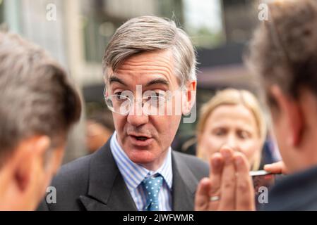 Jacob Rees-Mogg deputato al Centro Queen Elizabeth II dopo l'annuncio del partito conservatore di leadership, Londra, Regno Unito. Ministro del governo Foto Stock