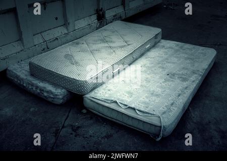 Immondizia e dettagli di inquinamento in città Foto Stock