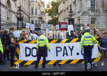 Londra, Inghilterra, Regno Unito. 5th Set, 2022. I manifestanti si riuniscono fuori Downing Street, parte della campagna Do't Pay contro massicci aumenti dei prezzi dell'energia, mentre Liz Truss assume il controllo come primo ministro. Oltre 160.000 persone hanno aderito alla campagna e annulleranno le loro addebiti diretti nei confronti dei fornitori di energia il 1st ottobre, a meno che i prezzi non scendono. (Credit Image: © Vuk Valcic/ZUMA Press Wire) Foto Stock