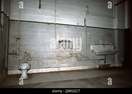 Parco Nazionale di Alcatraz, USA 6/1985. Isola di Alcatraz: Una piccola isola nella baia di San Francisco, 1,25 miglia (2,01 km) al largo di San Francisco, California, Stati Uniti. Alla metà del 19th ° secolo Alcatraz era un faro, una fortificazione militare, e una prigione militare. Nel 1934, l'isola fu trasformata in una prigione federale, il penitenziario federale di Alcatraz. La baia di San Francisco ha forti correnti intorno all'isola e le temperature dell'acqua fredda hanno reso la fuga quasi impossibile. La prigione divenne una delle più famose nella storia americana. La prigione è stata chiusa nel 1963, e l'isola è ora un grande turista Foto Stock