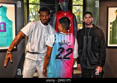 Jimmy Butler e Chris Brickley al negozio NBA di Parigi Foto Stock