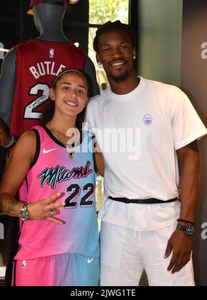 Jimmy Butler e Chris Brickley al negozio NBA di Parigi Foto Stock