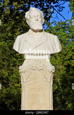 Monumento all'autore francese più venduto Jules Verne (1828-1905) ad Amiens (Somme), Francia Foto Stock