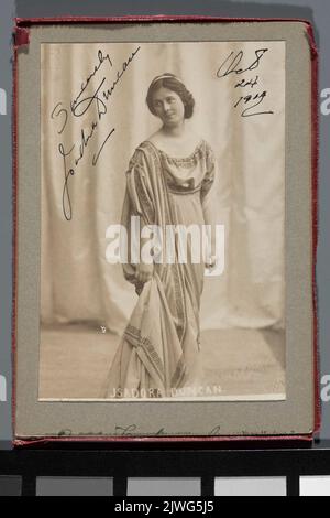 Ritratto di Isadora Duncan (1878-1927), ballerino statunitense di origine irlandese - intera figura in costume da palco (fotografia con autografo dell'anno 1904). Sconosciuto, fotografo, Idzikowski, Jan Wacław (1861-?), studio fotografico Foto Stock